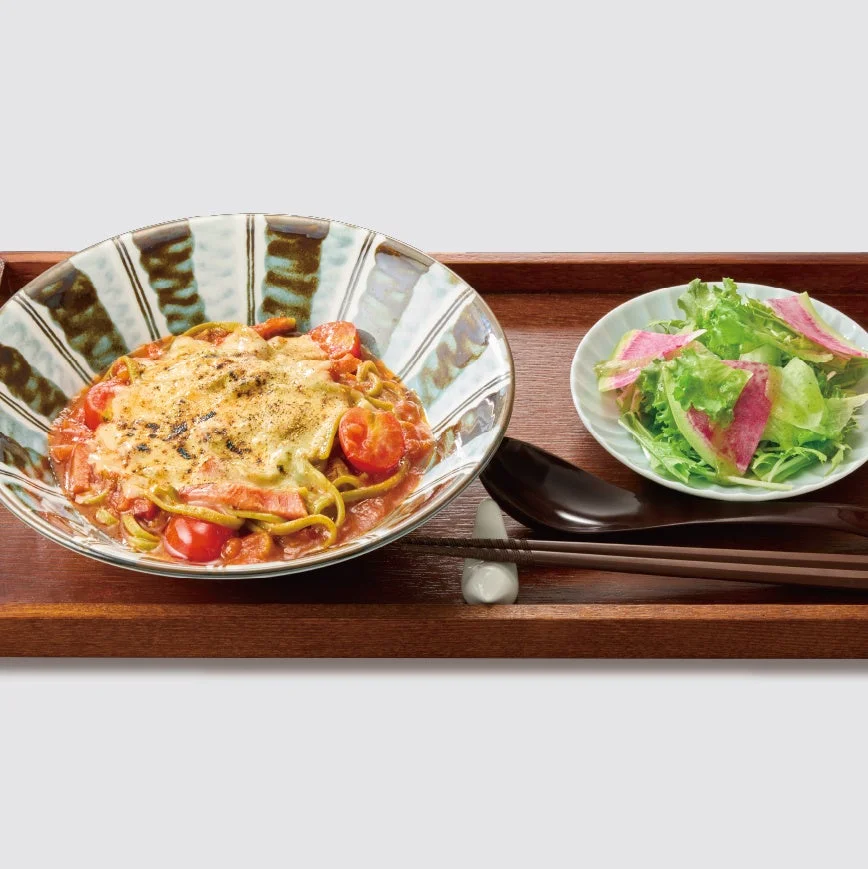 京抹茶の生パスタ 炙りチーズの山椒香るトマトソースとサラダのトレー