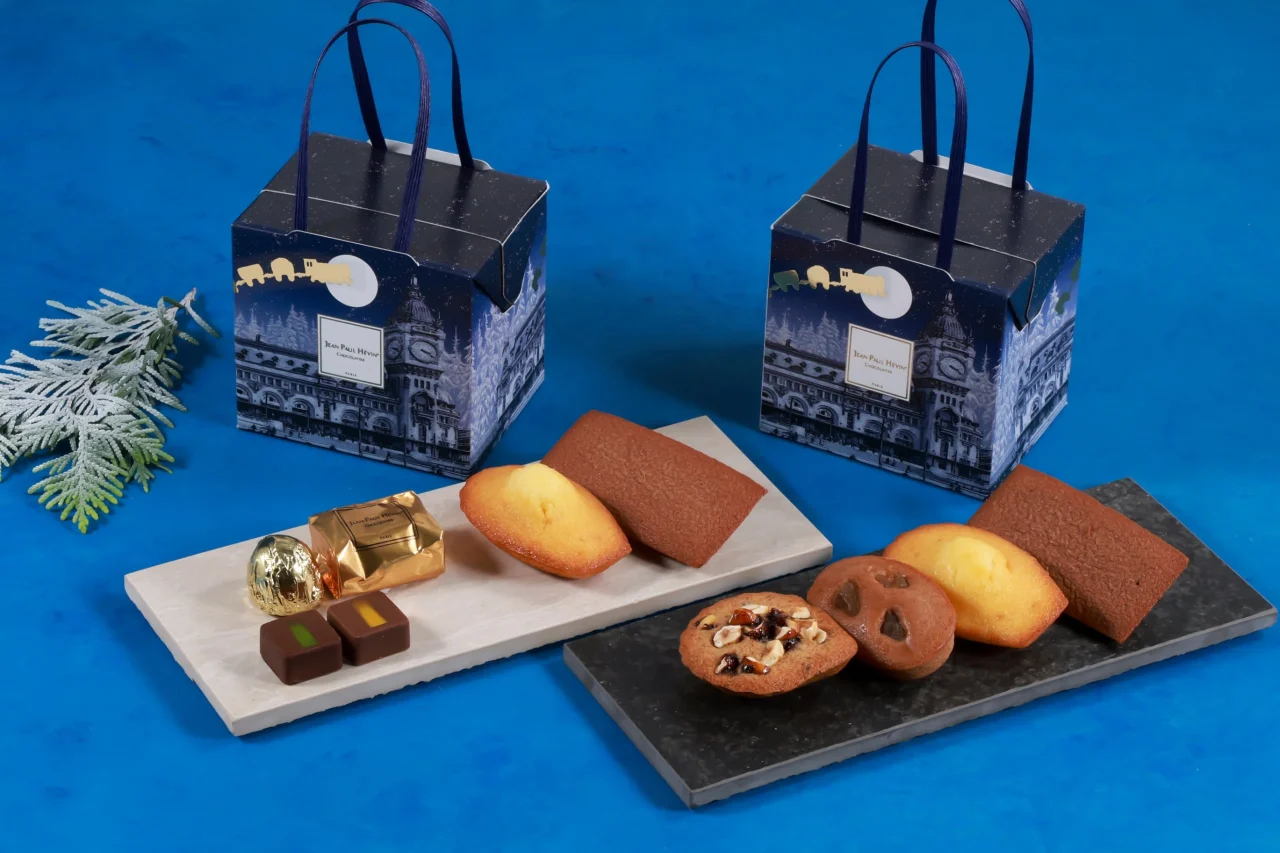 プティ カド ヴォワイヤージュ ドゥ ラヴァンとプティ カド ノエル アソルティの箱と焼菓子
