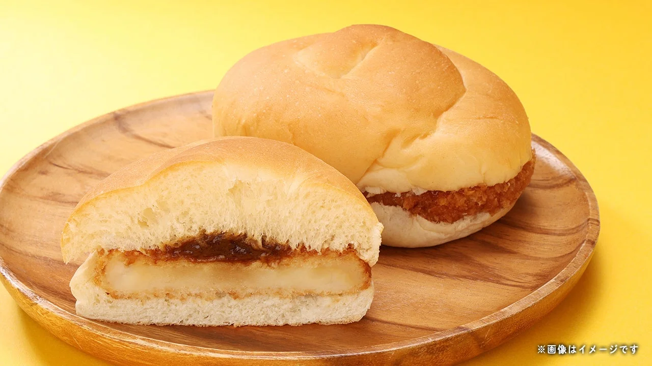 木皿にのったグラタンコロッケバーガー デミグラスソースの断面