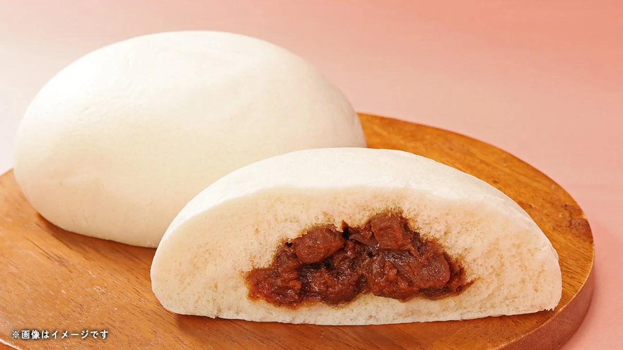 大きなすき焼き風肉まん。白い生地を割り、茶色い具材が見える