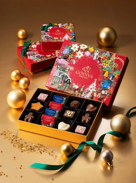 ゴディバのホリデー限定チョコレートボックス。赤い蓋と金のトレイに詰め合わせ