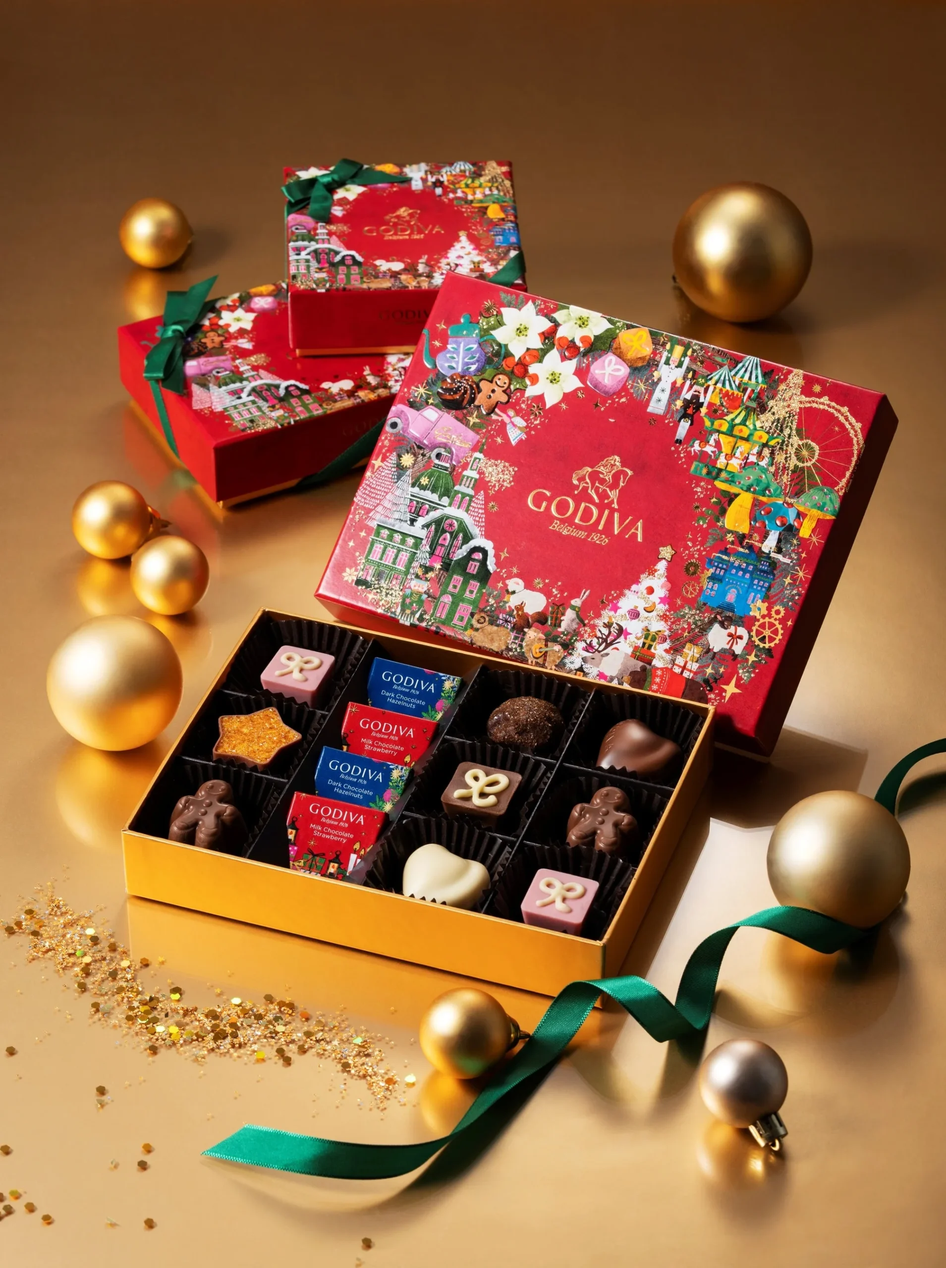 ゴディバのホリデー限定チョコレートボックス。赤い蓋と金のトレイに詰め合わせ