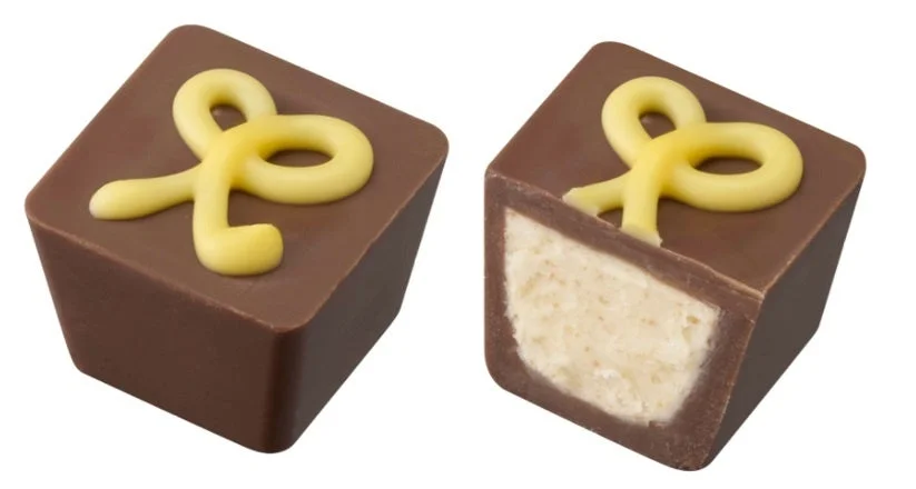 プティフール ミルク レモンムース。黄色いリボン模様のミルクチョコと断面