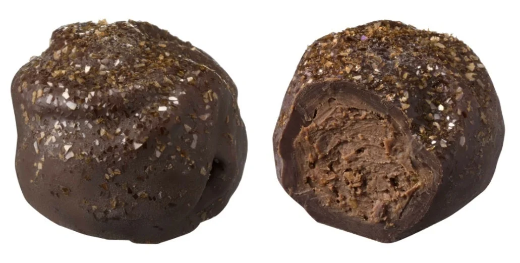 プティフール クランチ ヘーゼルナッツプラリネ。砕いた粒をまとったチョコと断面