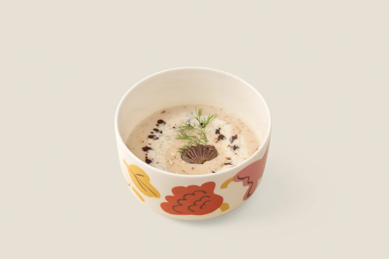 花柄のボウルに入った「チョコレート香る栗のスープ」。ディルが添えられている