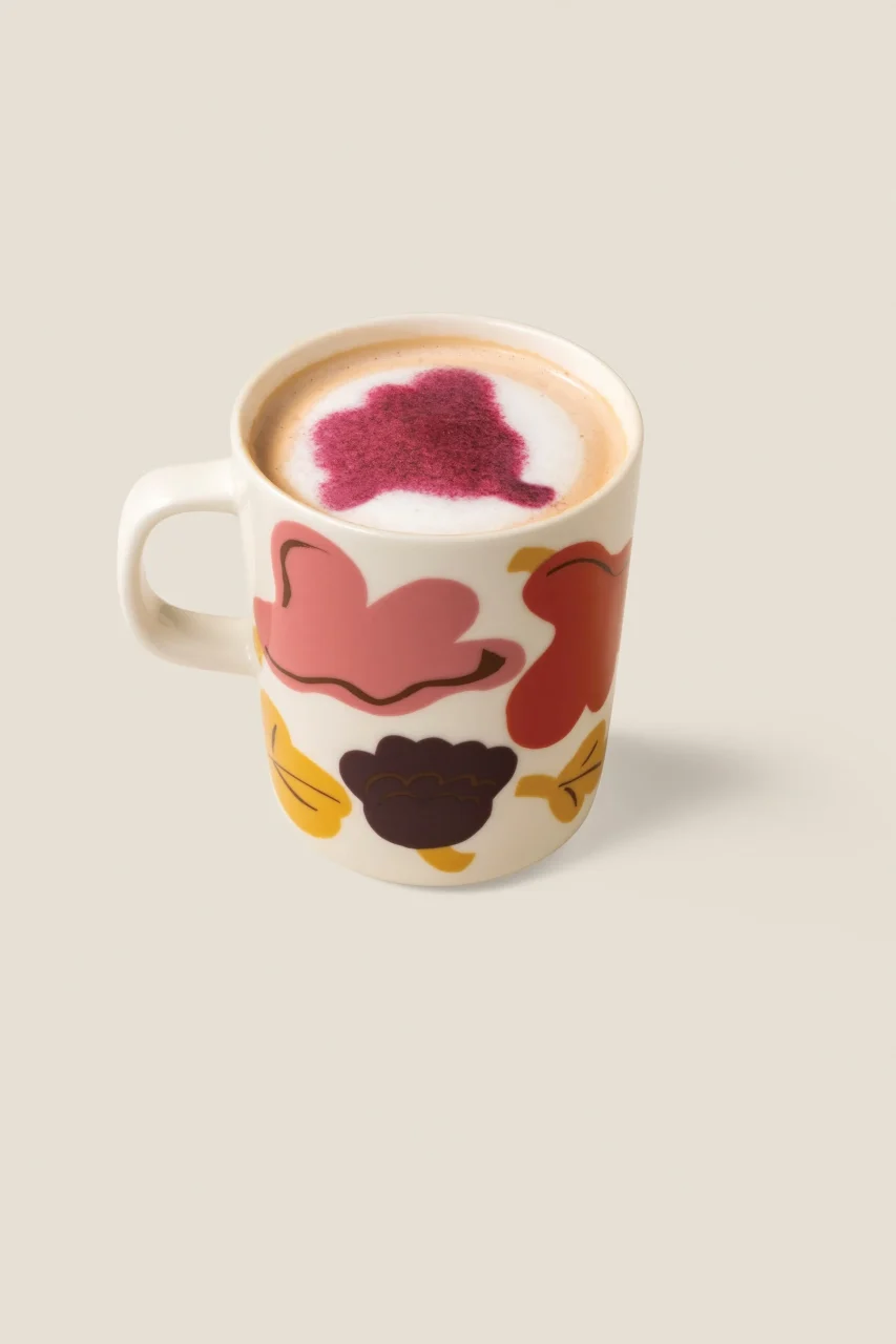 花柄マグカップに入ったマリメッコ ラテ。ピンク紫のブルーベリー柄