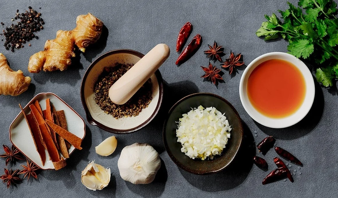 辣醤に使う薬膳食材。生姜、シナモン、八角、唐辛子、にんにくなど