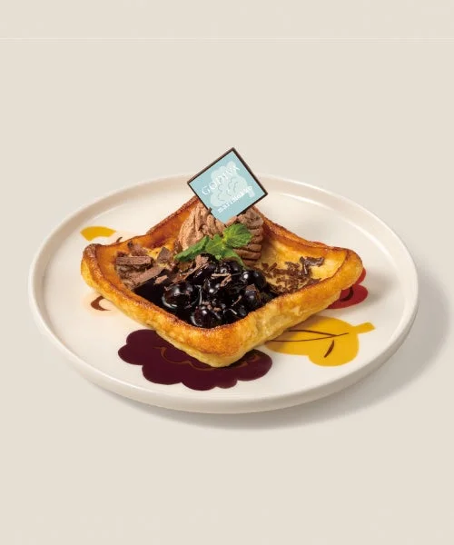 パンヌカック（フィンランド伝統のオーブン焼パンケーキ）。ブルーベリーとチョコが載った皿