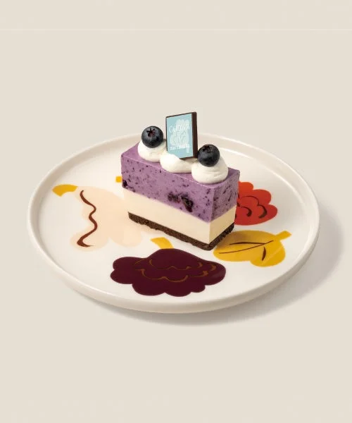 レアチーズケーキ（ブルーベリー＋カカオフルーツ）。ロゴ入りチョコプレート付き
