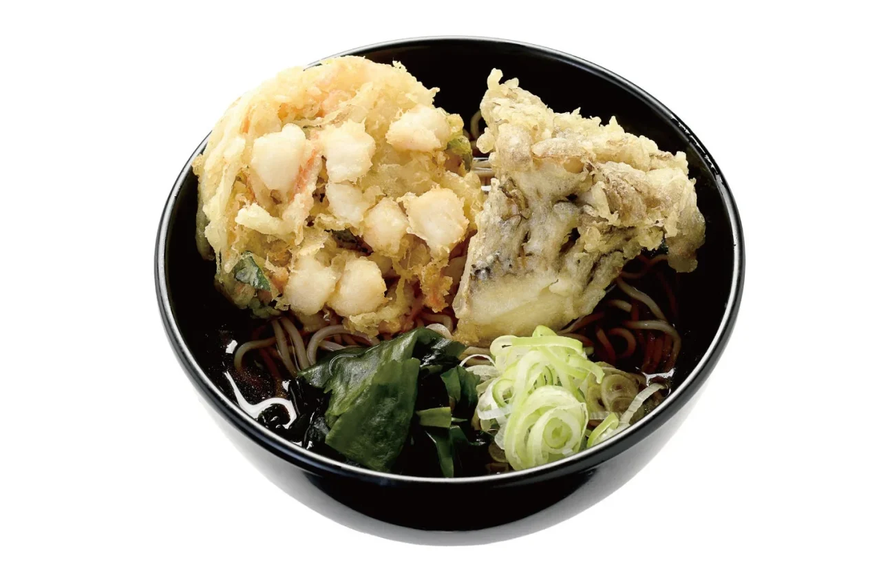 小柱のミニかき揚げ天と舞茸天をのせた黒い丼のそば