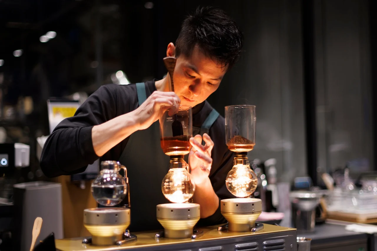 サイフォンでコーヒーを抽出する千田陽介サイフォニスト