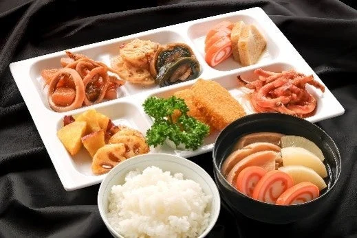 和洋朝食ビュッフェ。仕切り付きトレーに小鉢、ご飯、汁物を盛り付けた例