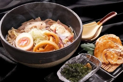特製いしるラーメン ～石川・能登の恵み～。黒い丼に入った湯気の立つラーメン