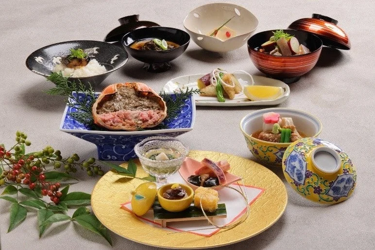 令和九年 能登応援フェア 新春の味覚会席。蟹や小鉢などが並ぶ和食会席
