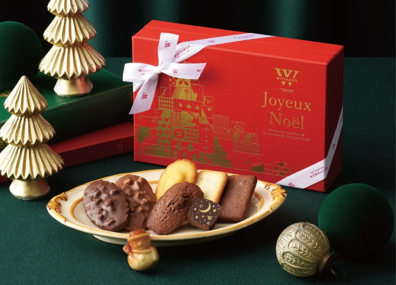 ジョワイユ・ノエル(L)の赤いギフトBOXと焼き菓子、ショコラ