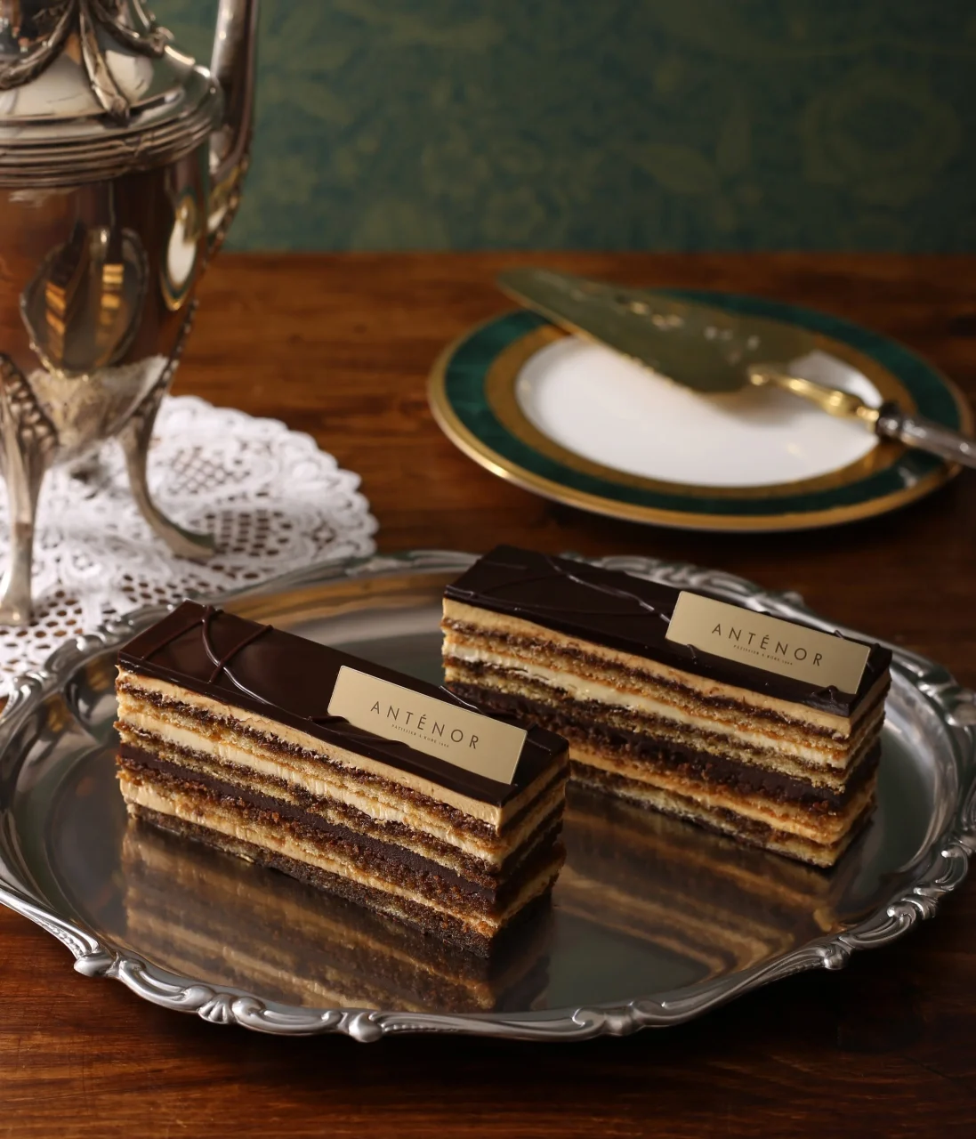 銀のトレイに並ぶアンテノールのオペラ2切れ。層になったチョコケーキ