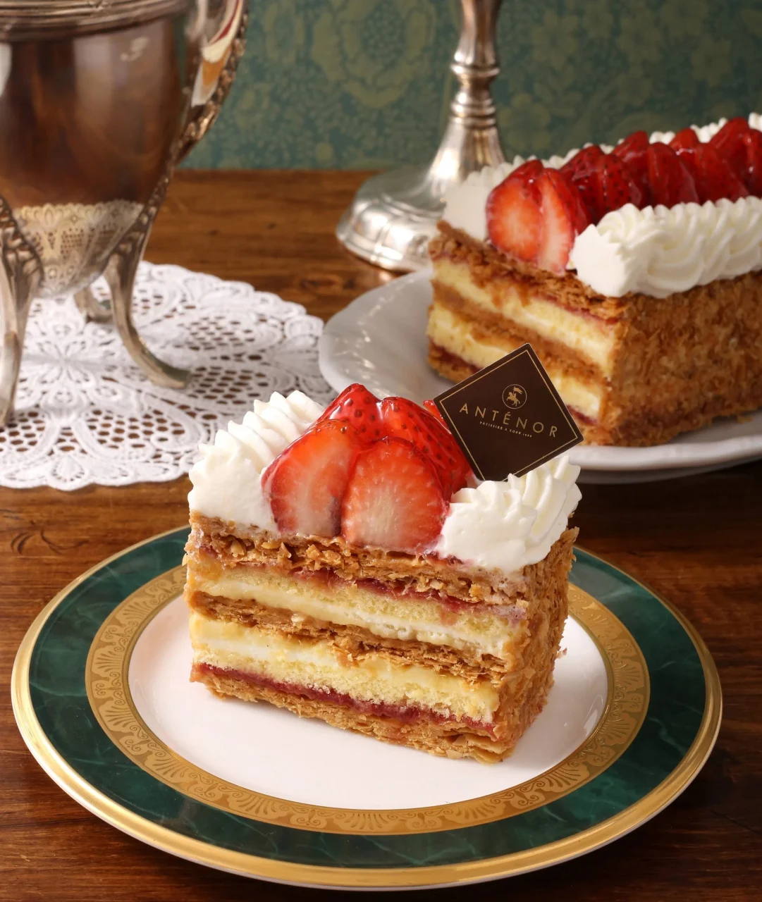 ナポレオンパイ。苺と生クリームをのせたパイ層のケーキ