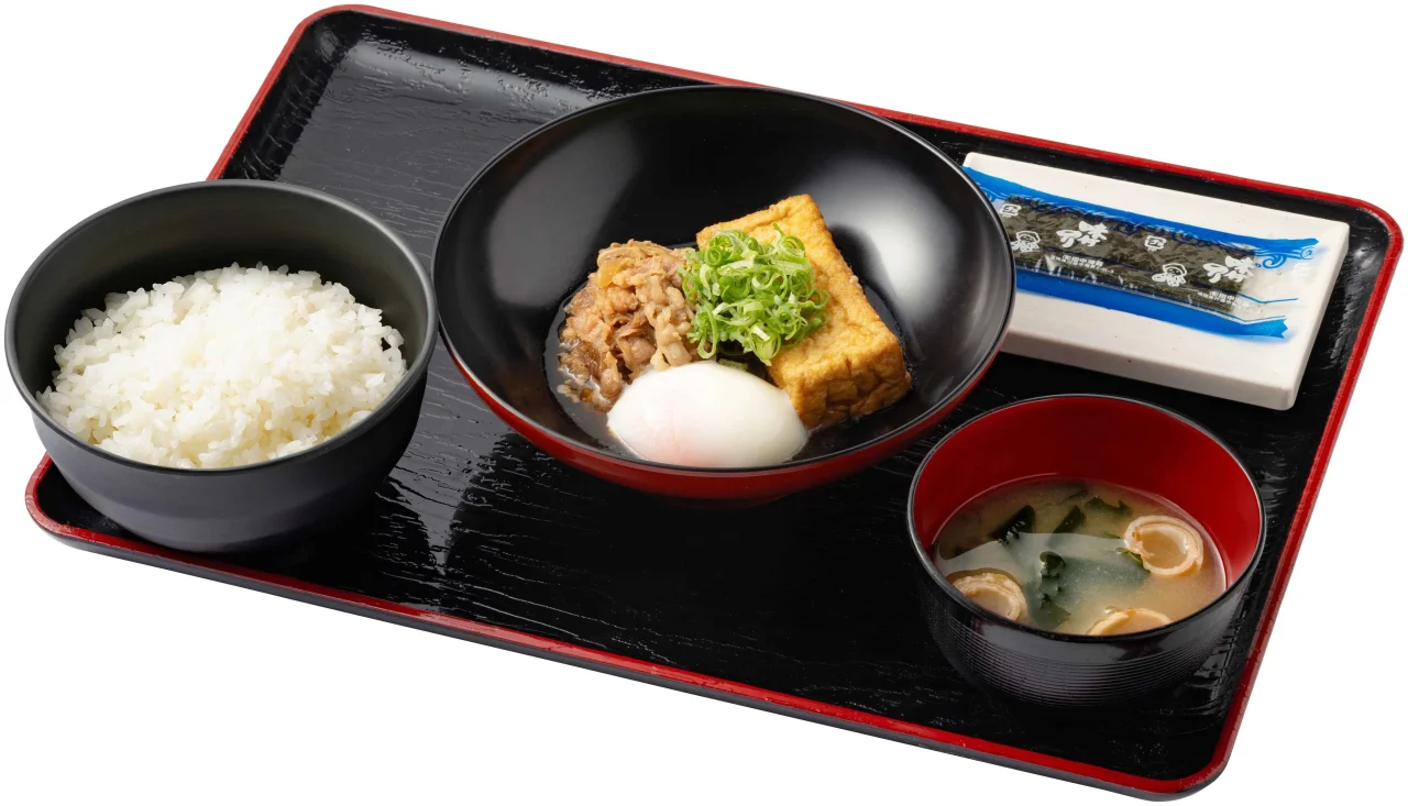 肉豆腐定食。肉豆腐、温泉たまご、ご飯、みそ汁、味付けのりを盆にのせた様子
