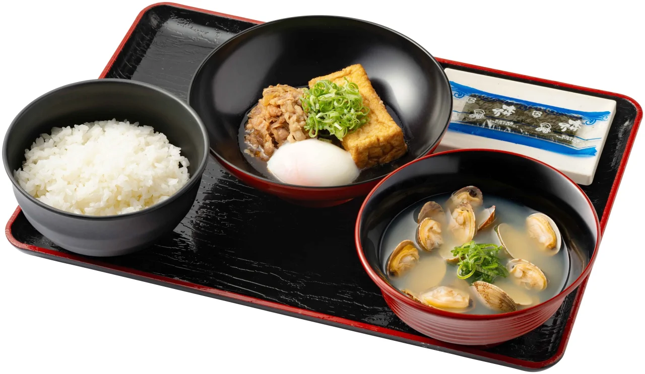 肉豆腐貝汁定食。肉豆腐、ライス、味付けのり、貝汁を盆にのせた様子