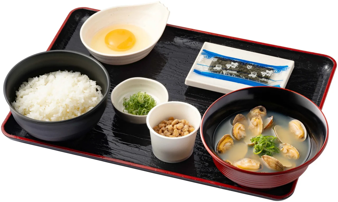 納豆貝汁定食。ごはん、生たまご、味付けのり、納豆、貝汁がお盆に並ぶ