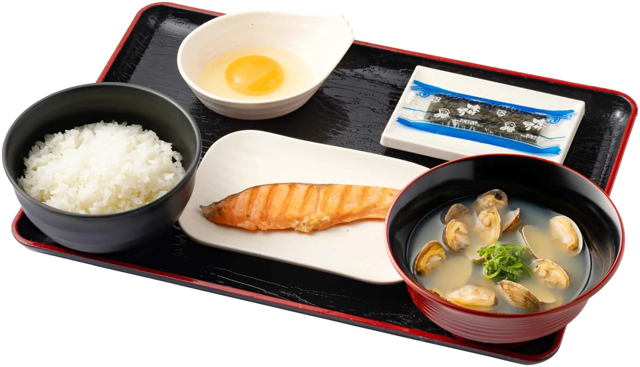 鮭貝汁定食。焼鮭、生たまご、味付けのり、ごはん、貝汁をトレーに並べた朝定食