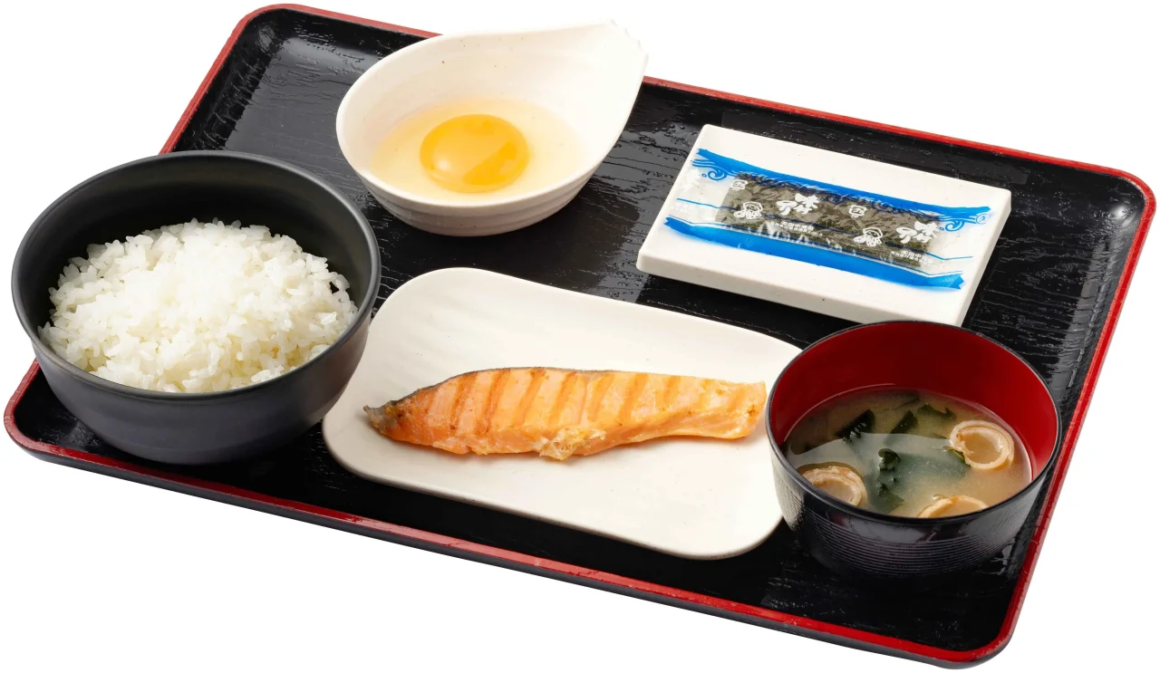 鮭定食。焼鮭、味付けのり、生たまご、ライス、みそ汁をお盆にのせた朝定食